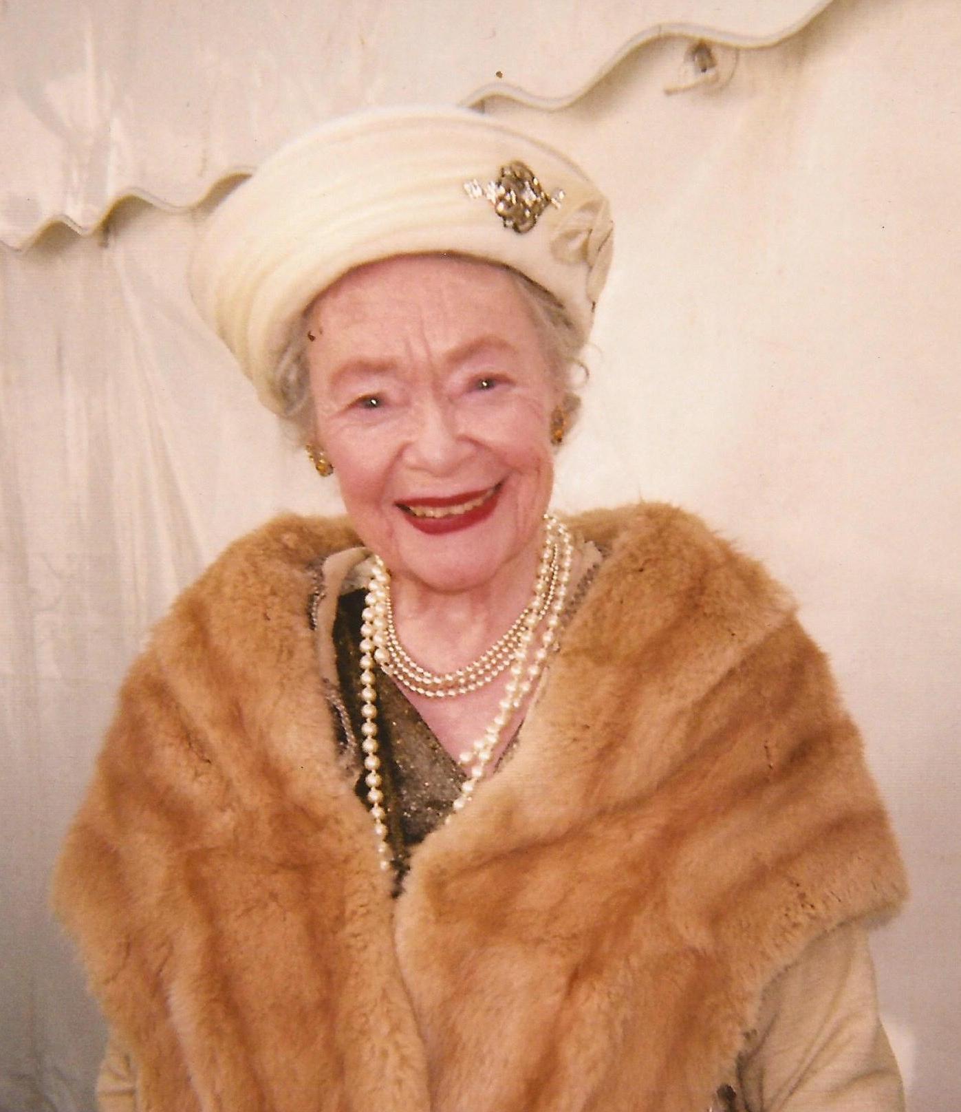 Daphne in The Crown - Netflix